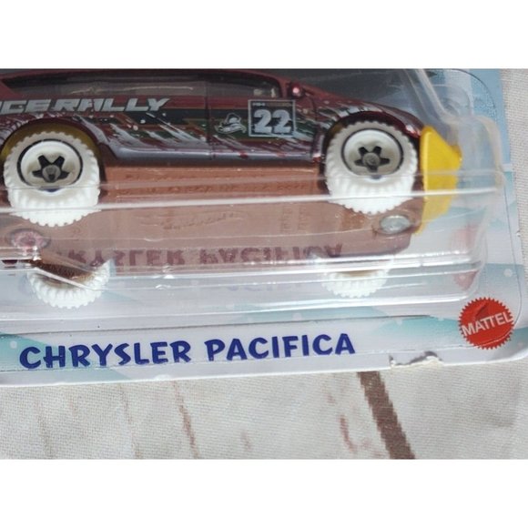 Chrysler Pacifica - Hot Wheels Holiday Mix 2022 - 1/5 Ice Rally Mattel Die-cast - Picture 5 of 16